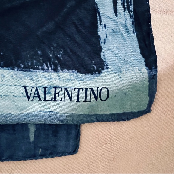 💙🌹Valentino 100% Silk Scarf💙 - Picture 3 of 4